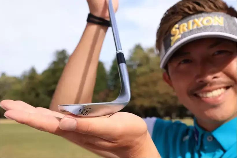 フェースを開けばフェースの刃が浮き、バウンスから砂に入る。砂を薄く取ってフォロースルーへと振り抜きやすく、脱出成功率がアップする。