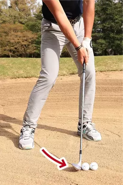 実際に飛ばすボールの手前にもう1個のボールがあるとイメージし、仮想のボールを打つつもりでスイングしよう。