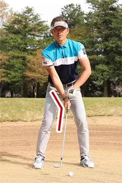 構えたときの右手首の角度をなるべく変えないでスイングする。