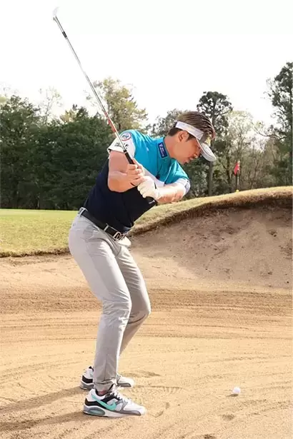 カラダの向きのまま、お腹を右に回してバックスイング。