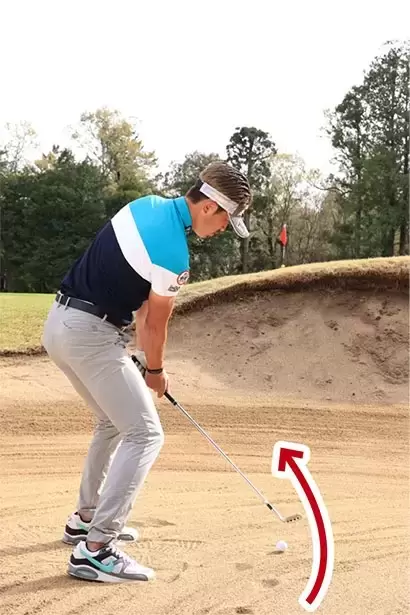 通常のショットのように、インサイドインの軌道で振るイメージでOK。