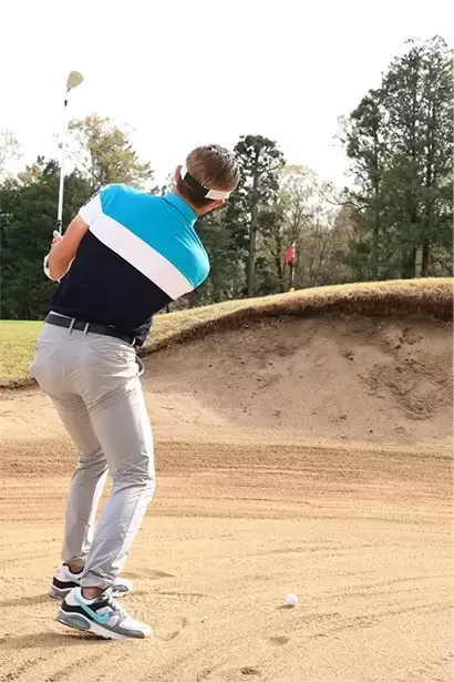 ピンの左へとしっかり振り抜けば、ボールはピンの方に飛んでいく。