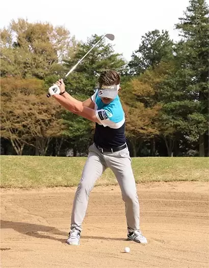 ピンまで20ヤードなら、60ヤードのアプローチショットのつもりでバックスイングを大きめにとろう。