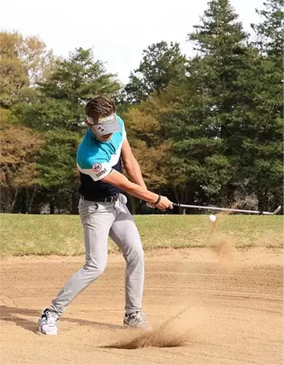 ボール周りの砂が薄く長く取れて、ボールと砂が一緒にピンの方に飛んでいく。