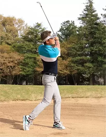 砂をしっかり飛ばすつもりでフォロースルーも大きめにとろう。