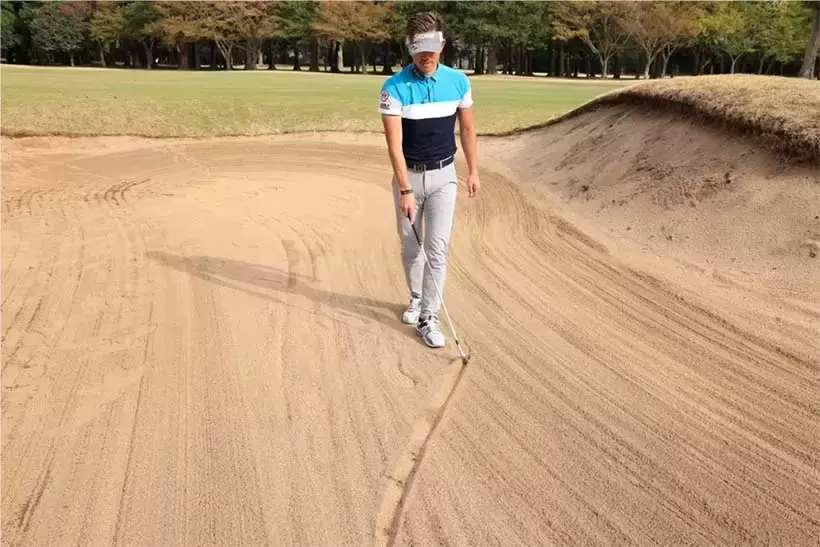 砂の上に縦の線を引く。