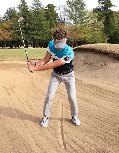 お腹を右に回して大きめにバックスイング。