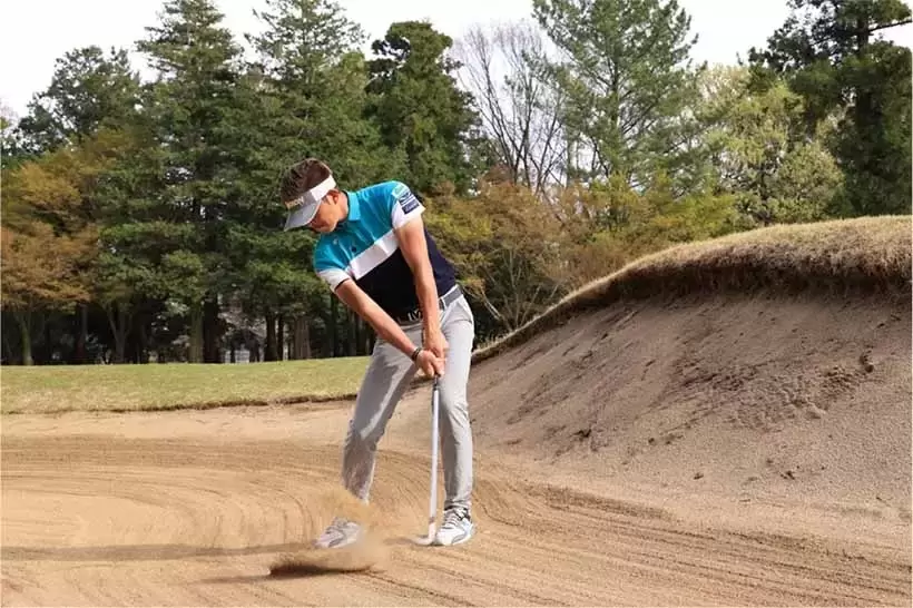 フェースを開いて構え、バウンスで砂を思い切り叩いて振り抜こう。