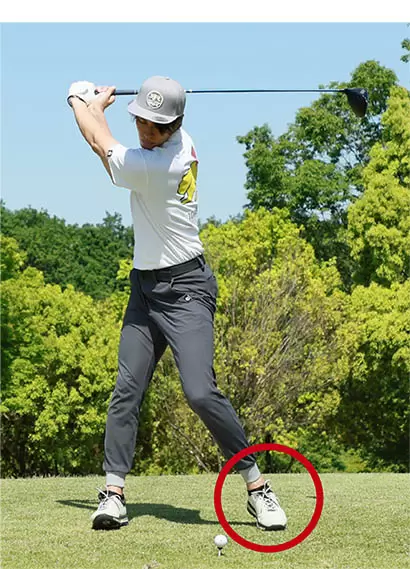 左足のヒールアップを取り入れると捻転が深くなり、キレイに見えるバックスイングが実現する。