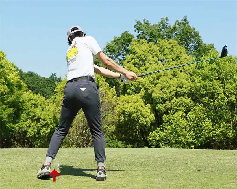 胸を右に大きく回しながら、左足のカカトを浮かせていこう。