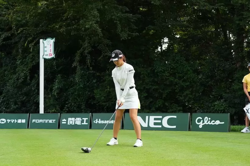 前傾角度は浅めで、スタンス幅も比較的狭い。頭や軸を極端に傾けたりせず、バランスよく真っすぐ立ったアドレスはトッププレーヤーの共通点。