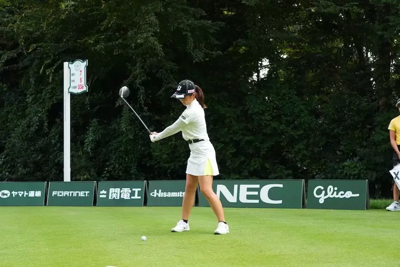 カラダの回転、腕の動き、コッキングをシンクロさせて、スムーズにバックスイングを行う。