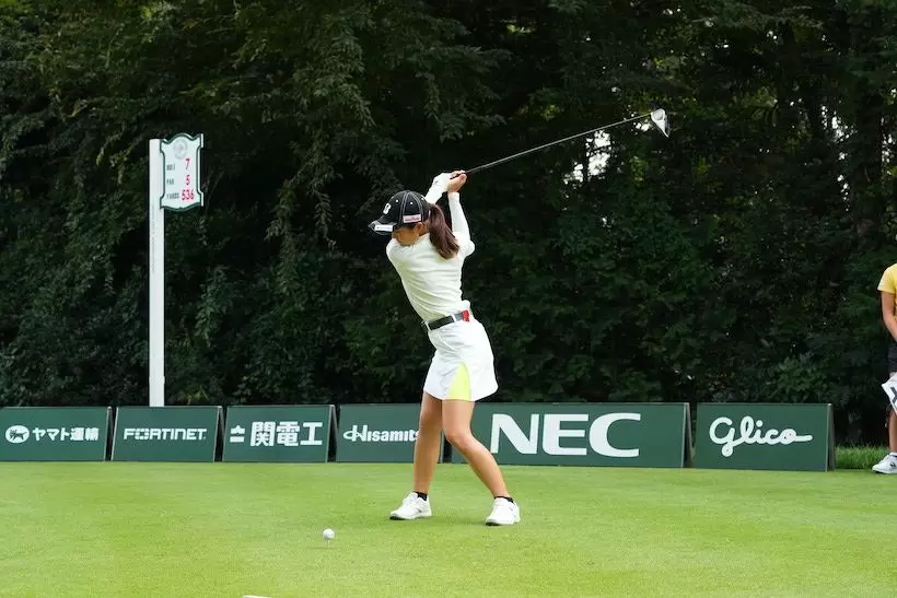 トップのフェース向きはオープン気味のスクエア。上半身が十分に捻転されている点も秀逸。