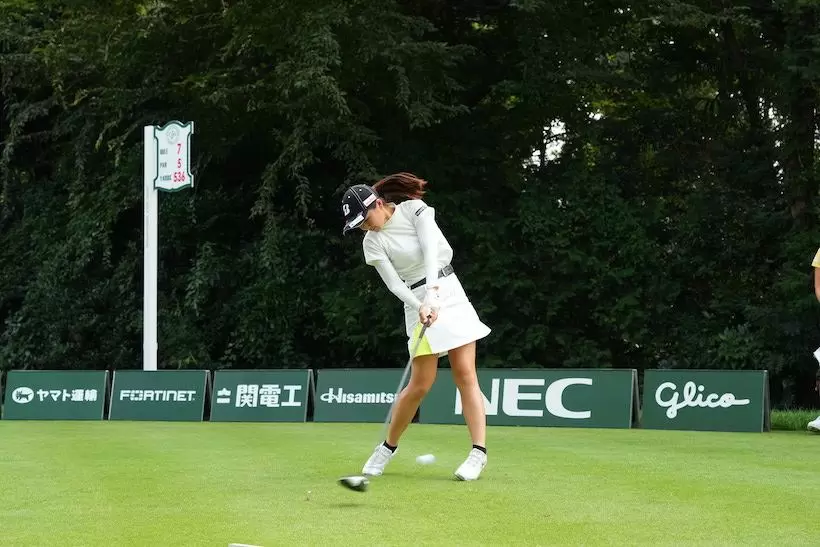 ドライバーでもややハンドファースト気味にインパクトするのは、若手プレーヤーの共通点で飛距離アップのポイント。