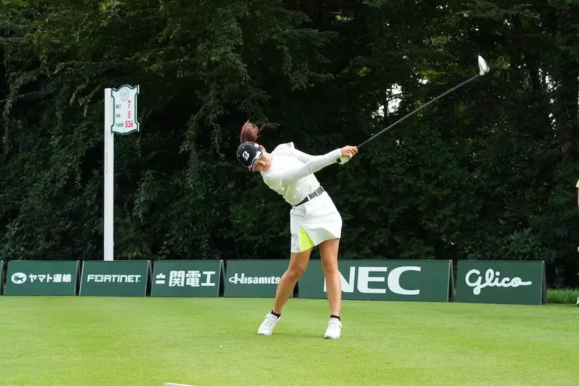 P9でも前傾角度は維持されている。これによりボールをしっかりとつかまえられる。