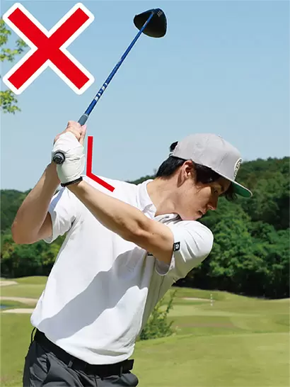 左手首が甲側に折れてクラブヘッドが目標の右を差すシャフトクロスのトップはNG。