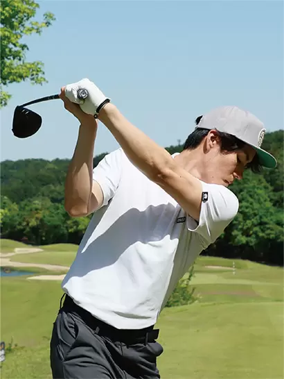 トップの理想形はクラブヘッドが目標方向か、目標よりも少し左を指すレイドオフ型。