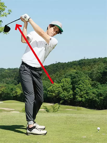 右ヒジをたたんでトップへと向かう。自然とレイドオフ型のカタチとなる。