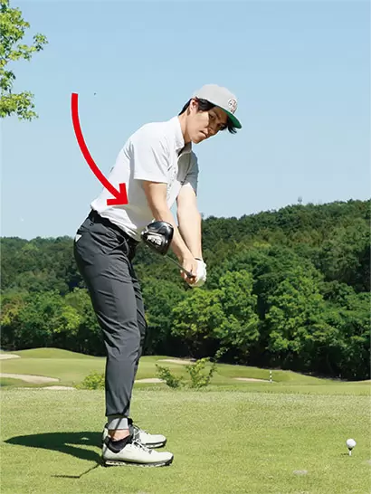 そのまま両手とクラブを真下に落とすイメージでUターンさせる。