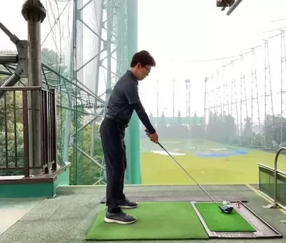 ハンドアップにアドレスし、シャフトの傾き＝シャフトプレーンに沿ってヘッドが動くようにバックスイング。