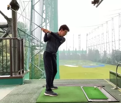 ダウンスイングもシャフトの傾きに沿うように下ろしていく。