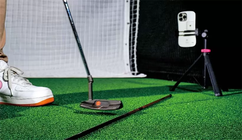 角材や箱などターゲットに対してのラインに「真っすぐ」を示せるものを設置。ボール位置にアドレスしたら素振りを繰り返し、飛球線側から撮影する。ヘッドの中心だけでなく、トウとヒールもどうのような軌跡を描くの