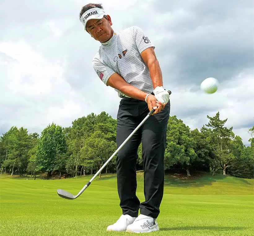 左ワキを締めると腕が体から離れず体の回転で正確に打てる。