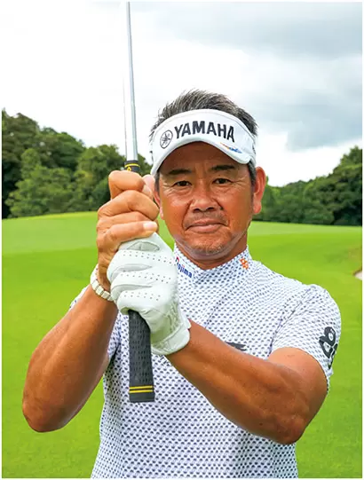 通常の長さのままでも打てるが、ミスが多く出る人は短く握ったほうがミスヒットが減る。