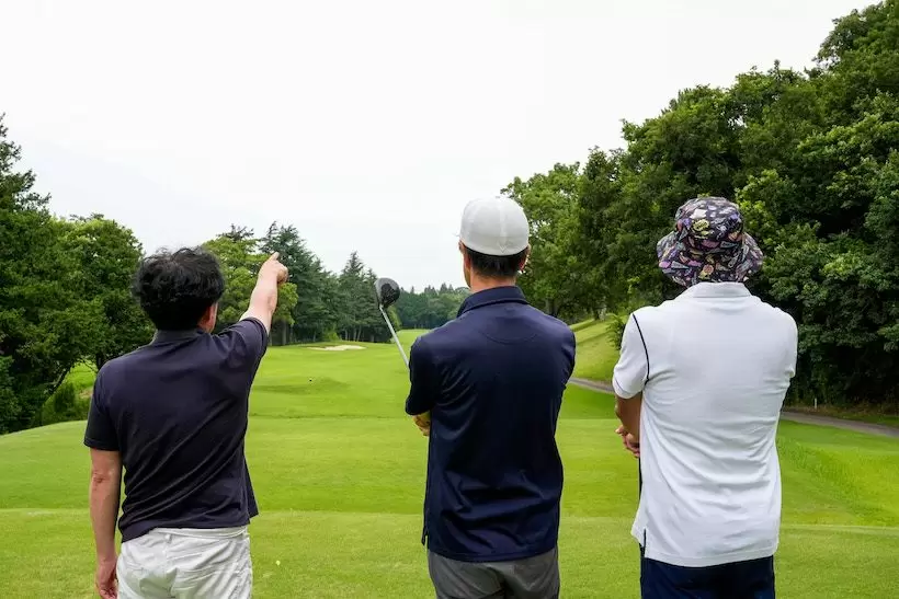 試打はフェアウェイの幅が狭く、左右がOBのホールからスタート。左から編集部員A、B、C