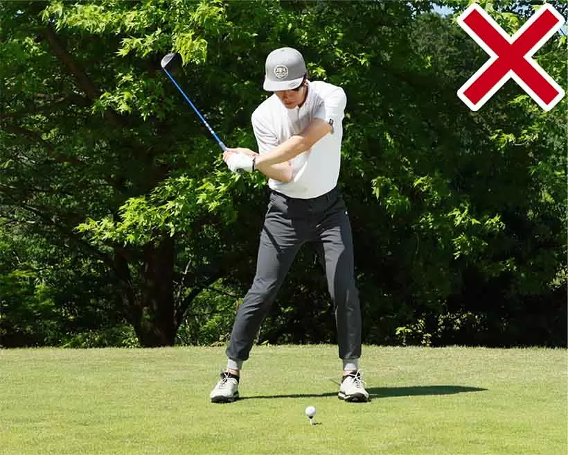 ダウンスイングで右ヒジを引きつけてタメをつくろうとすると振り遅れやすい。