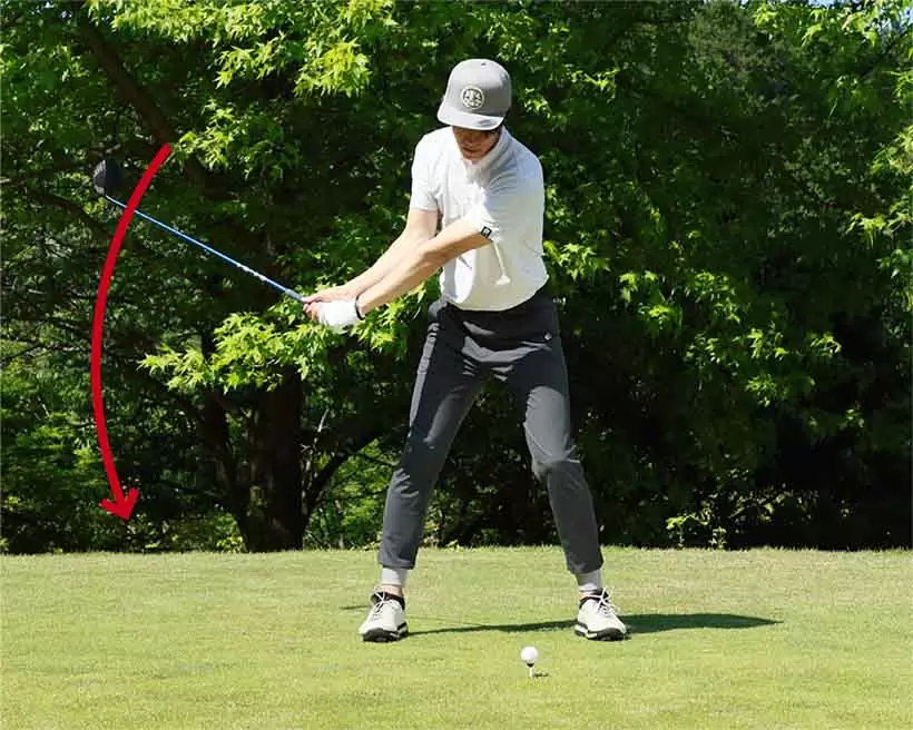 今どきの大型ヘッドのドライバーはタメをつくらないダウンスイングが理にかなっている。