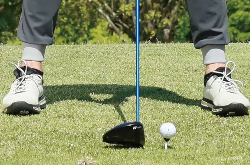 ティアップの高さはクラブヘッドのクラウンからボールが少し出るくらいがいい。