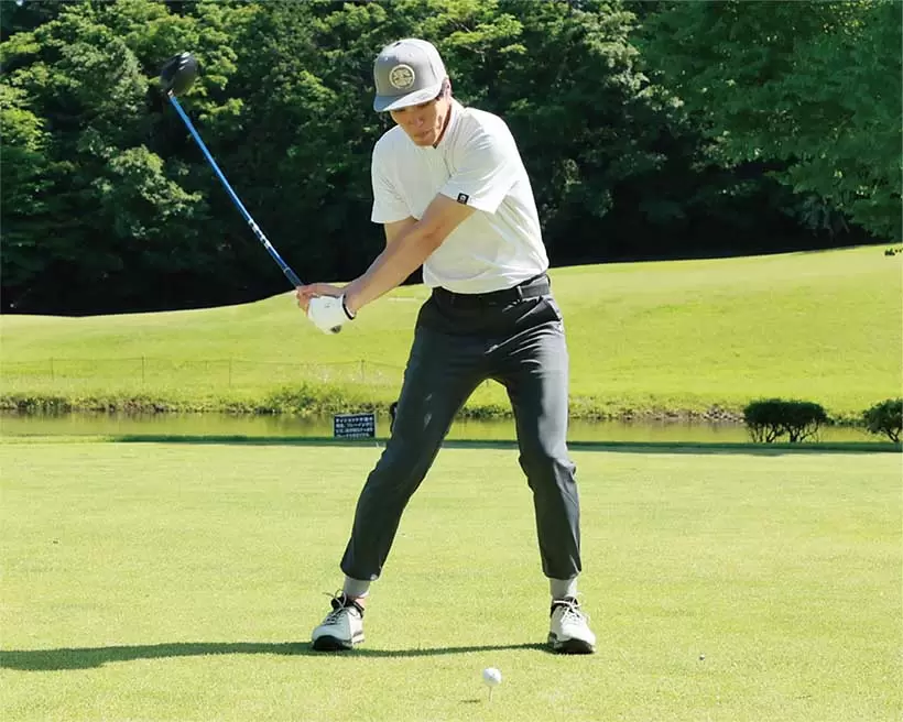 バックスイングと同じ軌道をなぞるイメージで振り下ろせば入射角は鈍角になる。