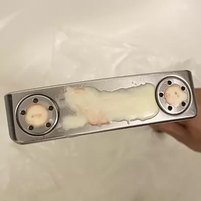 刻印から塗料が浮き出てきています。