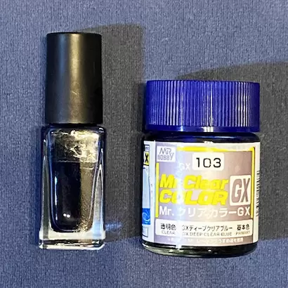 ジェルネイル用の透明カラー（左）とタミヤのクリアブルー（右）
