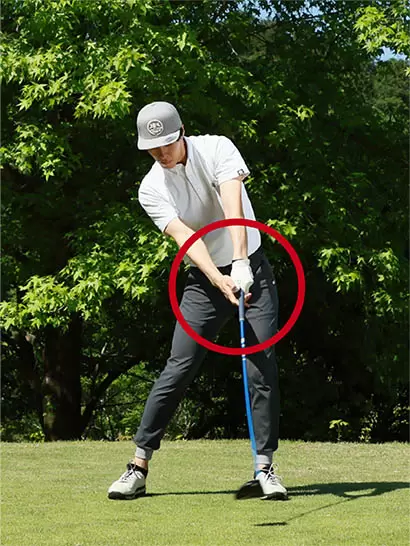 インパクトの瞬間に右手を離す素振り練習をすると脱力させてヘッドスピードを上げる感覚をつかもう。