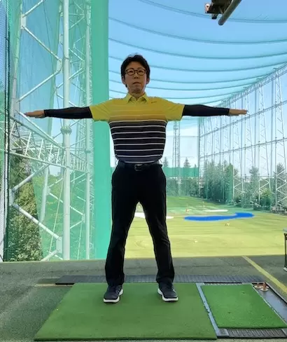 真っすぐに立って、両手を伸ばし、カラダを横に回す。