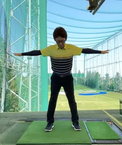 では、次は前傾をして、肩を回してみましょう。