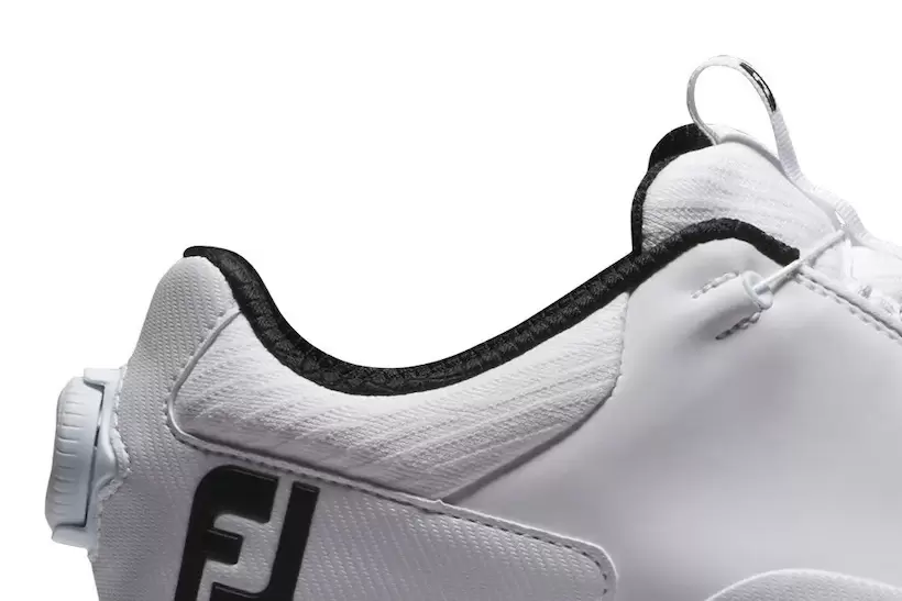 足首周りに沿って柔らかいクッションパッドを採用。優れた足入れ感と快適なフィット感を実現。