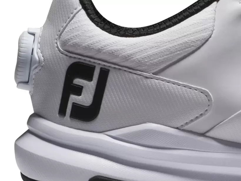 かかと周りを包み込むように配置し、歩行・スイング時の安定感をアップ。 FJならではのヒールマウントBOAシステムにより、踵周りのホールド感と安定性を実現。