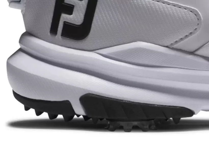 アウトソールにもラップパーツを配置。歩行・スイング時の足元の安定感をサポート。