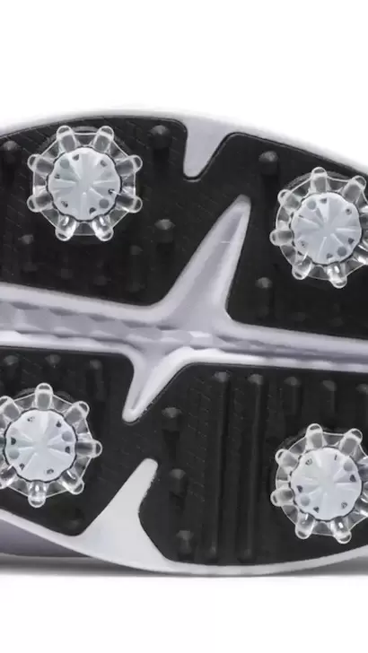 ワイドアウトソールでの安定感と前足屈曲部中央に溝を配置。 足の動きに連動し柔軟に屈曲、ねじれにも対応し、しっかりとしたグリップ力を確保。