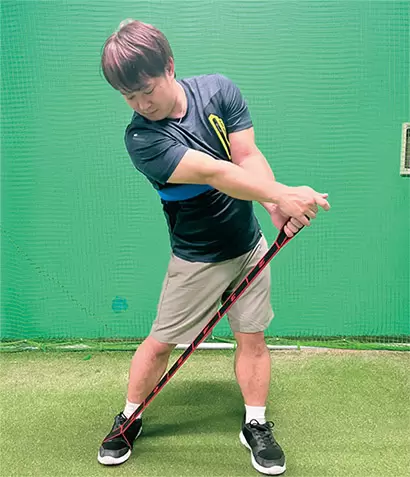 左ヒジと左ワキ腹あたりの位置をキープ。