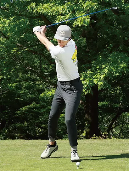 カラダの軸が安定し、バックスイングで深い捻転が作れる。