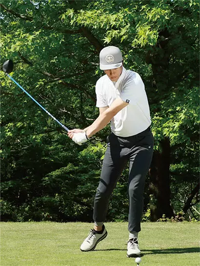 バックスイングの軌道をなぞるイメージでダウンスイングしやすい。