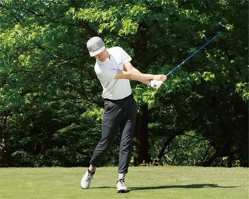 振り遅れることがないから、スクエアフェースでヒットでき、出球の方向が安定する。