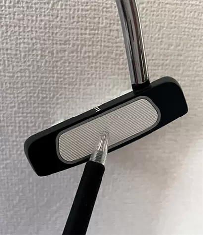 パターをつまんで吊るす。そしてティなどでフェース面をトントン叩いてみよう。左右にブレないとこがわかる！