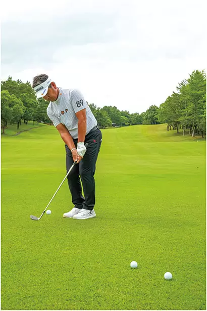 落下地点を一定にし、ボールが同じところに集まるように打つ。2～3ヤードのキャリーが正確に打てるようになったら、次は5～6ヤードと少しずつキャリーを伸ばす。