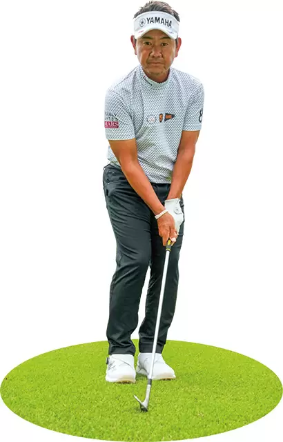 素振りをしてソールで芝をこする。このヘッドを落とす位置が常に同じになるように素振りをくり返す。