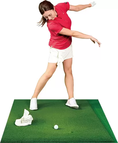 タオルを真下に投げ下ろした勢いで、腕が自然にフォロースルー方向に振り抜かれることを体感しよう。